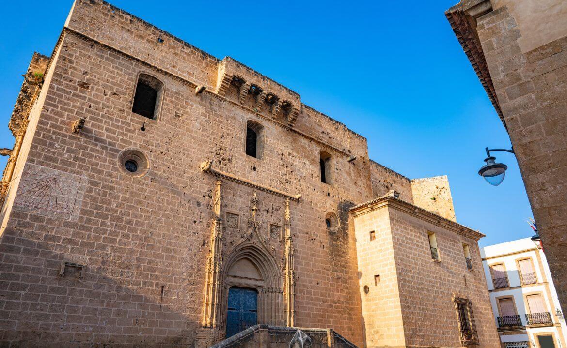 Explorando el patrimonio histórico de Jávea: Desde la Iglesia de San Bartolomé hasta el Puerto Pesquero